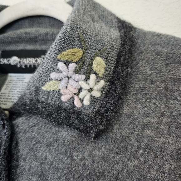 Sag Harbor Wool Blend, Embroidered Grandma cottage Cardigan! Size Large. - Picture 7 of 10
